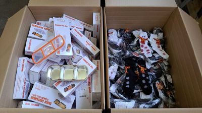 deux boîtes remplies d'objets divers posées sur une table