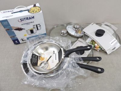 tout un tas d'ustensiles de cuisine posés sur la table