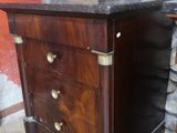 une statue représentant un homme assis sur une commode