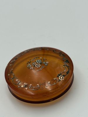 Boite ronde en écaille blonde à décor de fleurs et guirlande…