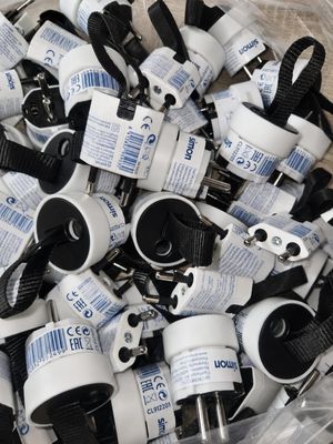 beaucoup d'articles noirs et blancs dans un sac en plastique
