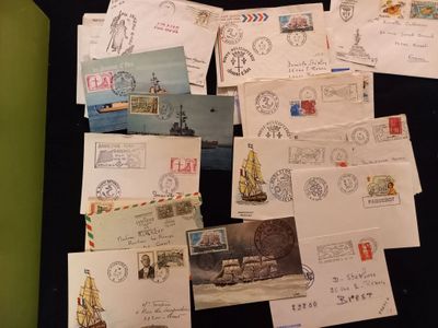 beaucoup de vieilles cartes postales posées sur une table noire