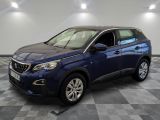 la voiture bleue est garée sur le sol en damier d'un garage