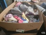 une boîte en carton remplie de vêtements et d'autres objets