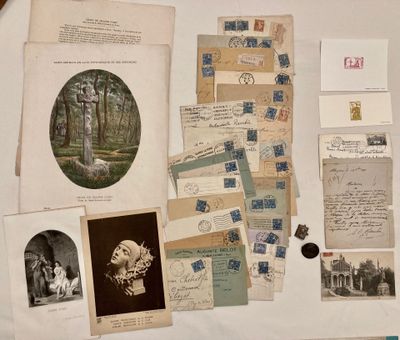 de nombreuses vieilles lettres et photos posées sur la table