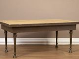 une image représentant une table en bois posée sur un parquet en bois dur