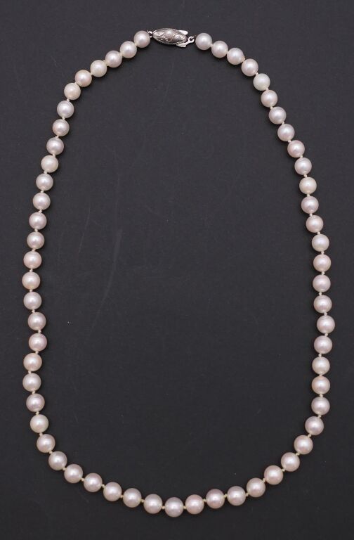 Collier de perles de culture fermoir argent. L. 49 cm. PB. 26.8g.