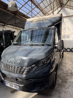 une photo d'une camionnette garée dans un garage à côté d'autres véhicules