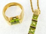 Ensemble collier et bague plaqués or jaune, sertis de péridots