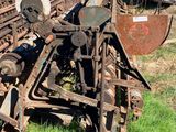 un tas de machines rouillées abandonnées dans l'herbe