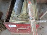 une boîte rouge contenant une paire de couteaux
