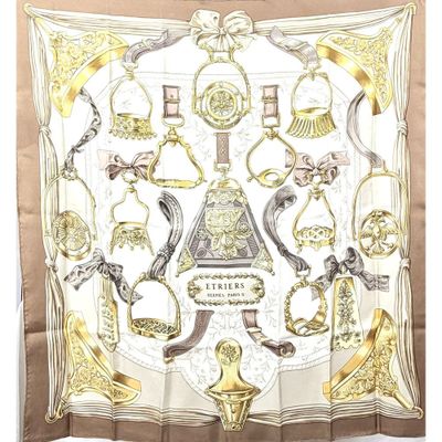 une photo d'un foulard carré sur lequel figure une horloge