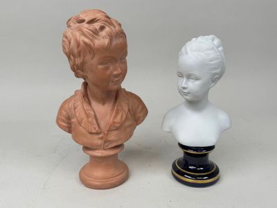deux petits bustes d'enfants assis l'un à côté de l'autre