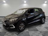 une voiture noire est garée sur le sol en damier d'un garage