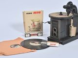 un tourne-disque à l'ancienne avec un disque vinyle et d'autres objets