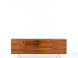 le buffet est en bois et comporte trois tiroirs