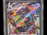 gros plan d'une carte pokemon sur fond noir