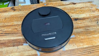 a black lid that is on top of a wooden table