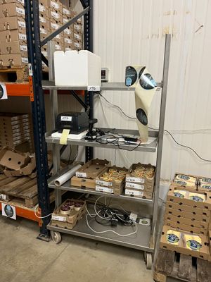 de nombreux cartons et boîtes sur les étagères de l'entrepôt