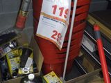 un seau rouge rempli d'objets divers dans un garage