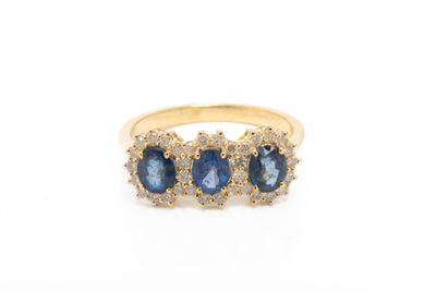 une bague sertie de trois saphirs et de diamants