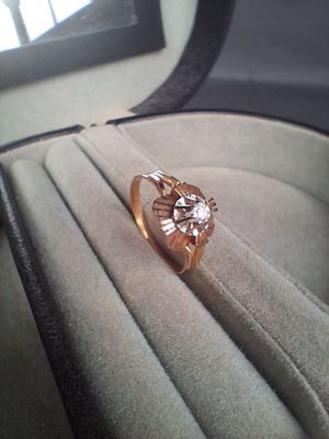 Bague en or jaune (750/1000) ornée d'une pierre blanche TDD …