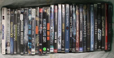beaucoup de DVD posés ensemble sur une table