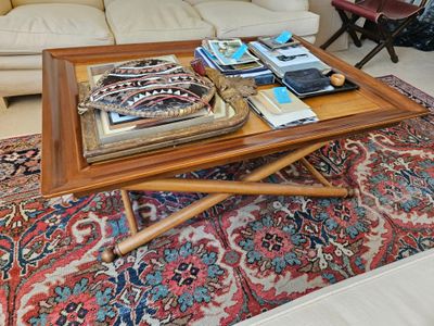 une table basse sur laquelle est posé un plateau, dans un salon