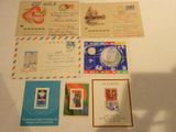 de nombreuses cartes postales et timbres de toutes sortes posés sur une table