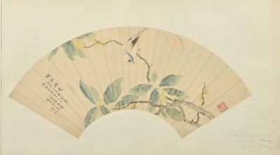 un tableau représentant un oiseau perché sur une branche d'arbre, tenant un éventail