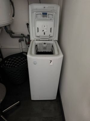 un lave-linge et un sèche-linge dans le coin d'une pièce