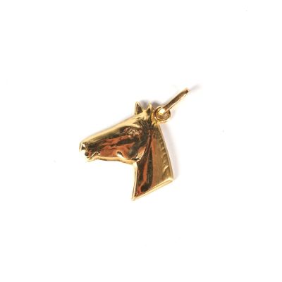 une image représentant un pendentif en forme de tête de cheval dorée sur fond blanc