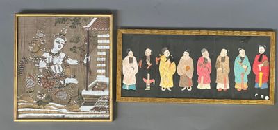 deux tableaux encadrés représentant des personnes d'origine asiatique, accrochés l'un à côté de l'autre sur un mur