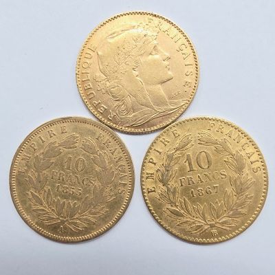 trois pièces d'or, dont l'une porte une couronne et l'autre est ornée d'une couronne