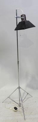 un parapluie noir posé sur un trépied