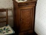 des toilettes situées dans un coin d'une pièce équipée d'un meuble en bois