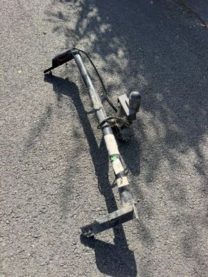 un vélo qui a été laissé dans la rue