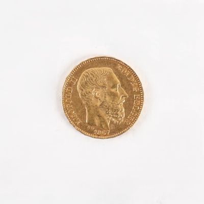une image d'une pièce d'or sur une surface blanche