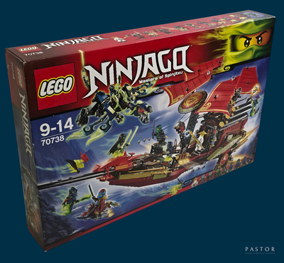 une boîte contenant des kits Lego Ninja sur fond bleu