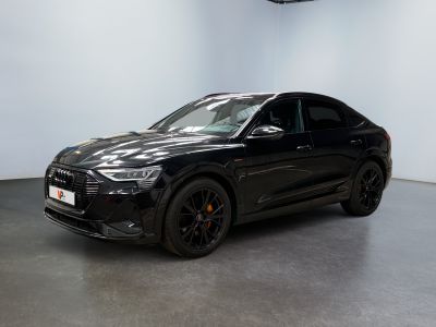 L'Audi Q4 noire est garée dans une grande pièce