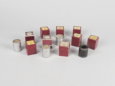 une photo représentant un ensemble de rouges à lèvres rouges et argentés posés sur une surface blanche
