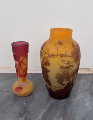 deux vases posés l'un à côté de l'autre sur une table