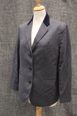 Inès DE LA FRESSANGE – Veste en laine grise et col velours noir. ...