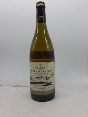une bouteille de vin posée sur une table