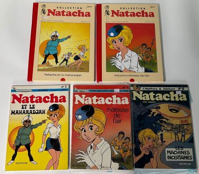 quatre livres pour enfants sont alignés sur une surface blanche