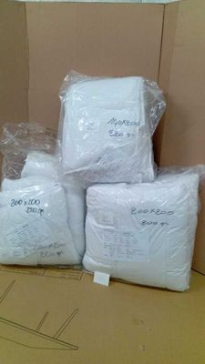 plusieurs paquets de papier toilette posés sur une boîte en carton