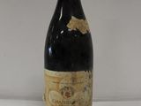 une bouteille de vin posée sur une table