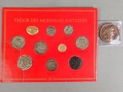 Ensemble de reproductions de monnaies antiques, collection T…