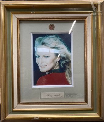 une image représentant une photo encadrée d'une femme aux cheveux blonds