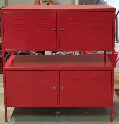 un banc rouge au milieu d'une pièce dans un garage